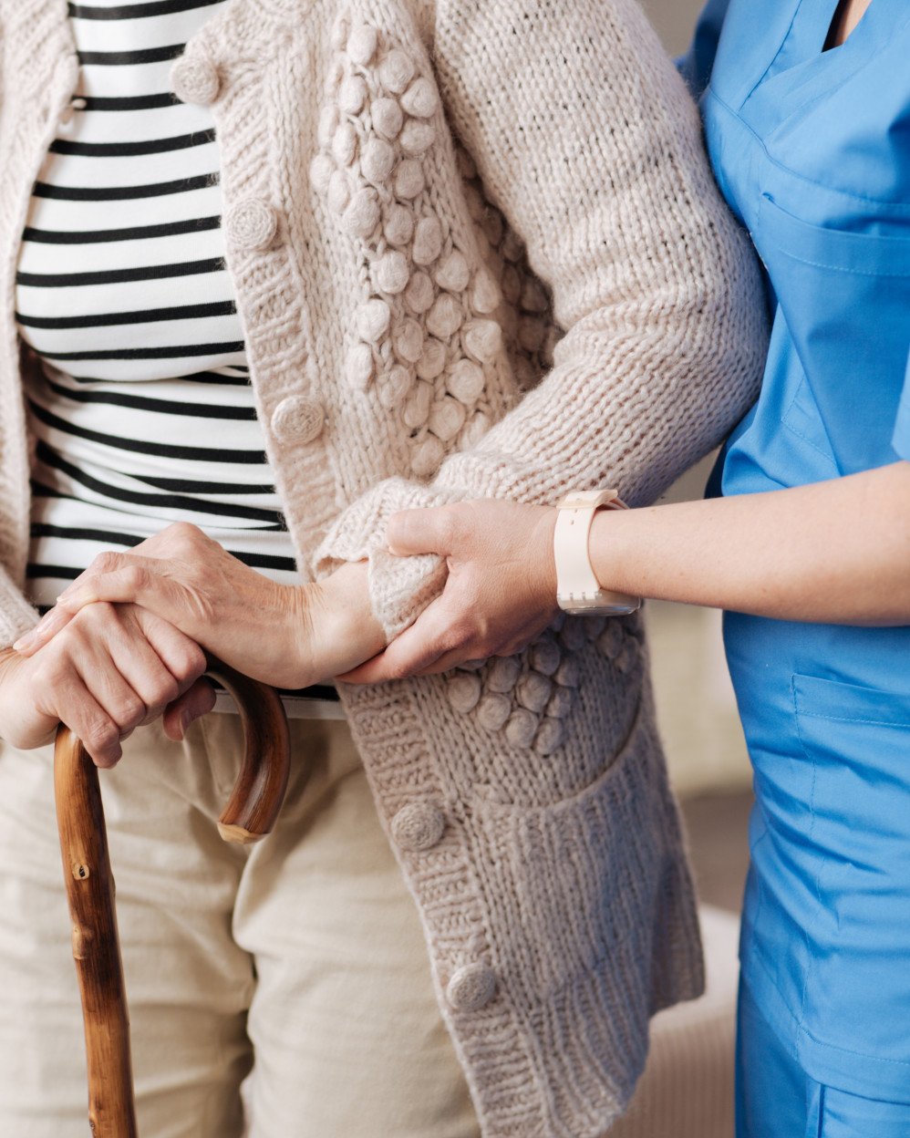 infermiera aiuta una signora anziana a caminare